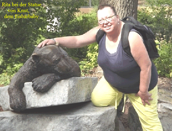 Rita bei der Statue
von Knut,    
dem Eisbrbaby