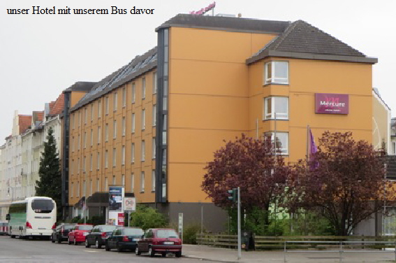 unser Hotel mit unserem Bus davor