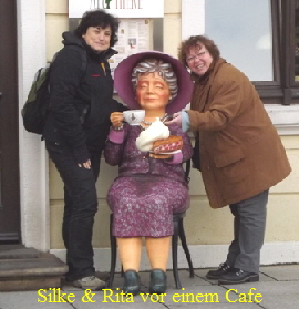 Silke & Rita vor einem Cafe