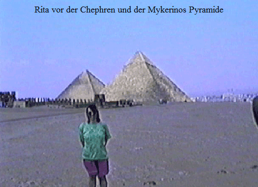 Rita vor der Chephren und der Mykerinos Pyramide